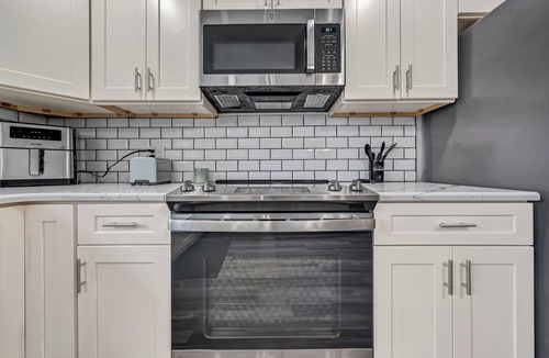 Crittenden House | ⁂ Epic Arcade KING Beds Spa-Style Bath! ⁂