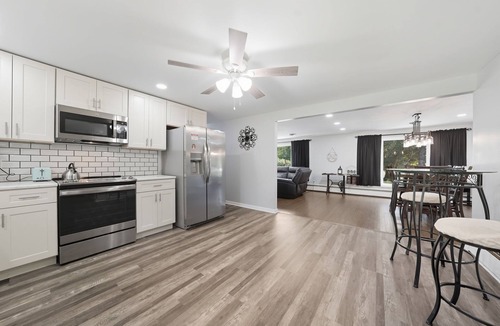 Crittenden House | ⁂ Epic Arcade KING Beds Spa-Style Bath! ⁂