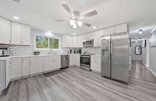 Crittenden House | ⁂ Epic Arcade KING Beds Spa-Style Bath! ⁂