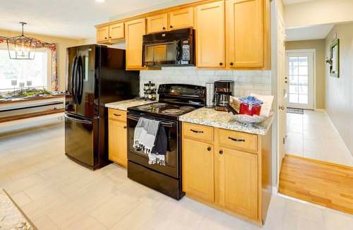 East Wenatchee House | Epic Family Getaway w/Pool, Game Room & Fire Pit!