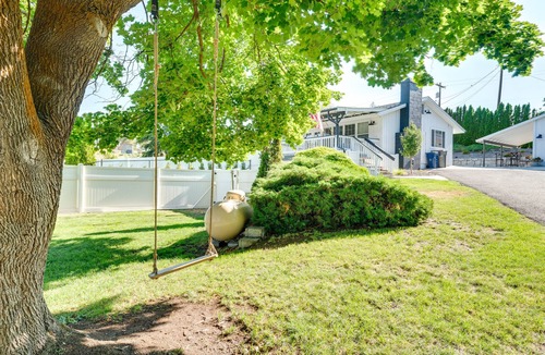 East Wenatchee House | Epic Family Getaway w/Pool, Game Room & Fire Pit!