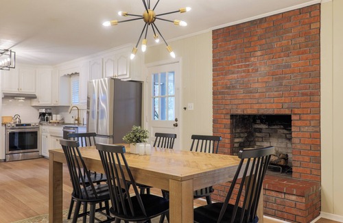 Valdosta House | Epic Game Room Hangout with Grill, King Beds & 5 TVs