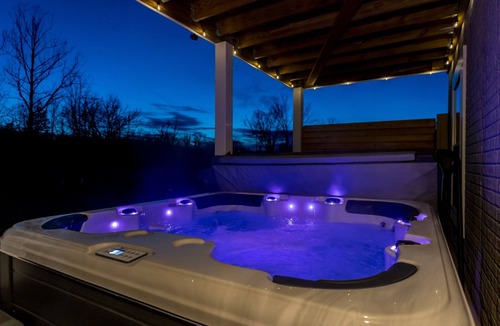 Elkton Ski Chalet | Epic ~ Game Room, Hot Tub, Firepit, BBQ ~ 7 min to Shenandoah National Park