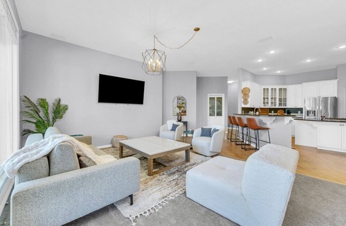 Highlands House | Epic Hillside Retreat Htd Pool HotTub Golf & Sauna