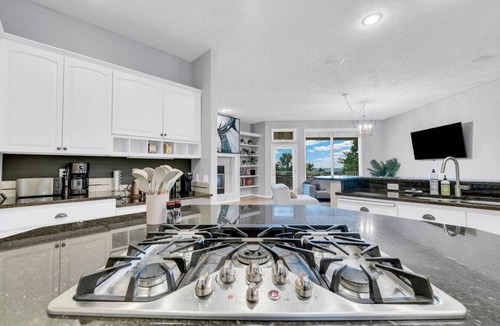 Highlands House | Epic Hillside Retreat Htd Pool HotTub Golf & Sauna