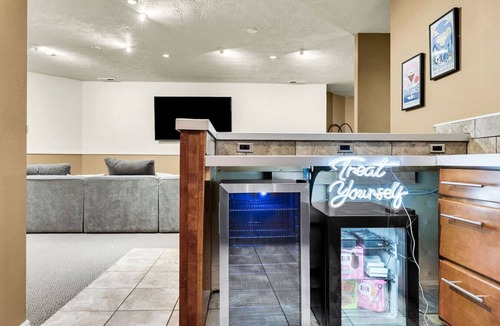 Highlands House | Epic Hillside Retreat Htd Pool HotTub Golf & Sauna