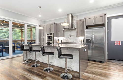 Woodlawn Lake House | Epic Home-Hot Tub-Near DWTN -Games-Sleeps 16 - Discounted Spring Rates- Book Now