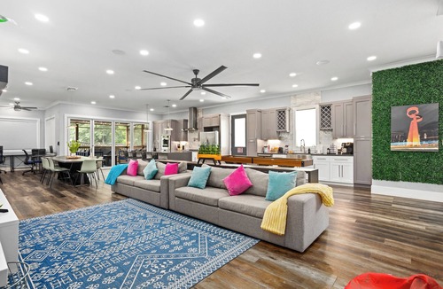 Woodlawn Lake House | Epic Home-Hot Tub-Near DWTN -Games-Sleeps 16 - Discounted Spring Rates- Book Now