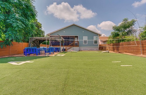 Woodlawn Lake House | Epic Home-Hot Tub-Near DWTN -Games-Sleeps 16 - Discounted Spring Rates- Book Now