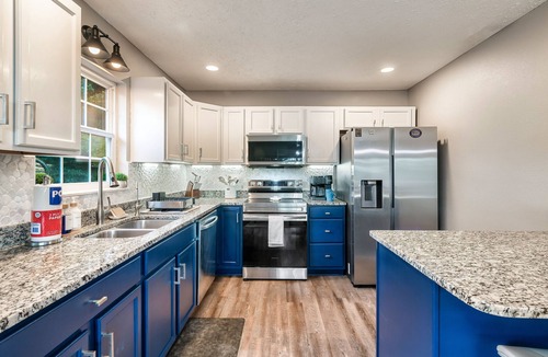 Dandridge House | Epic Lakehouse! Mountain Views! Kayaks! Arcade! Hot Tub! Dock! Paddle Boards!
