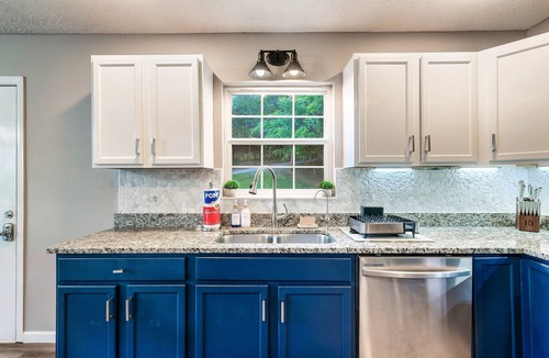 Dandridge House | Epic Lakehouse! Mountain Views! Kayaks! Arcade! Hot Tub! Dock! Paddle Boards!