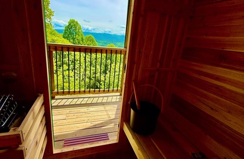 Laurel Park House | Epic Mountain Views Sauna HotTub FirePit EV Charger