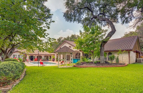North San Antonio - SAT House | EPIC NEW LISTING - Spanish Hacienda - Heated Pool - Game Room - Sleeps 16
