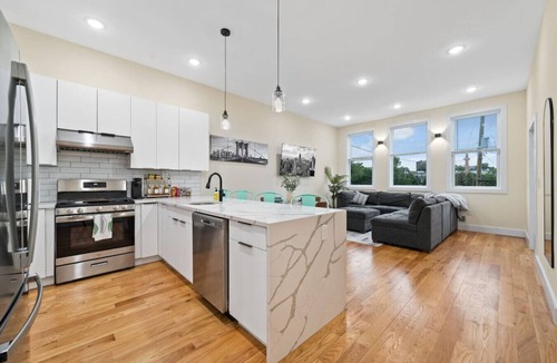Communipaw House | Epic NYC Stay | Game Room | Free Parking! No Fees!