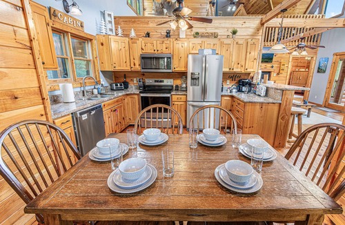 Cosby Cabin | EPIC Outdoor Area*FirePit*HotTub*MtnViews*Secluded