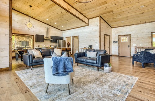 Mineral Bluff Cabin | EPIC Pool * View * Outdoor Kitchen * Luxury