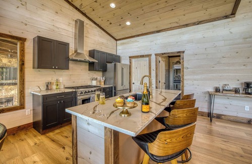Mineral Bluff Cabin | EPIC Pool * View * Outdoor Kitchen * Luxury