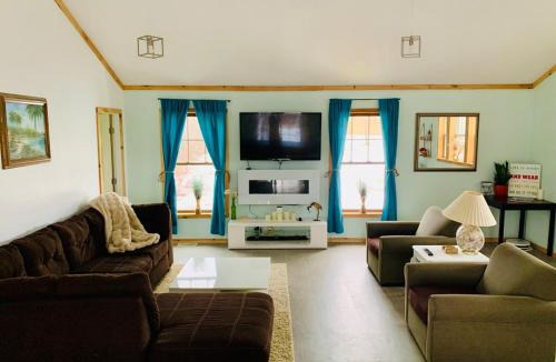 Lorraine House | Epic Snowmobile Loft House!