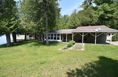 Westmeath Cottage | Epic Sunsets - Waterfront Cottage 4 Bedrooms, 2 Bathrooms