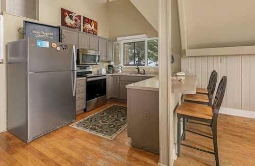 Chalet Village Cabin | EPIC view hot tub pool table free Dollywood tkt Sweet View