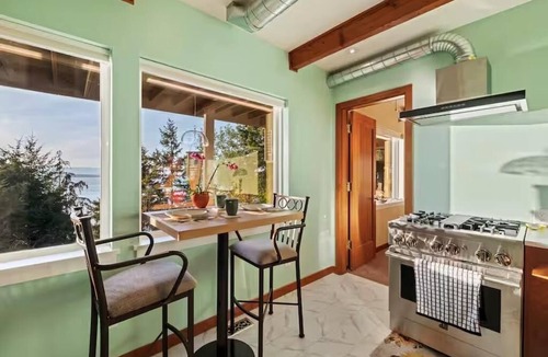 Seahurst House | Epic views, beautiful location, private & quiet