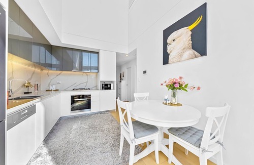Epping Apartment | Epping Sunlit Luxury Loft 2bedrooms & High Ceilings
