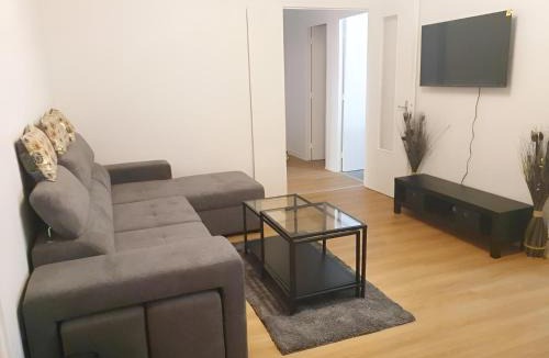 Epinay-sur-Seine Apartment | Epsilon 6 pers Refait neuf Tram Free Parking
