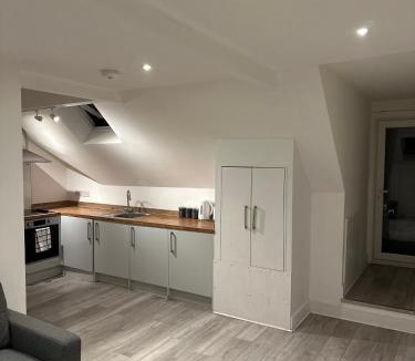 Epsom Apartment | Epsom High Street F10