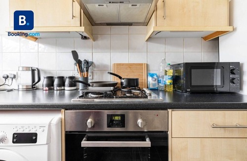 Epsom Apartment | Epsom Racecourse Retreat with Private Parking