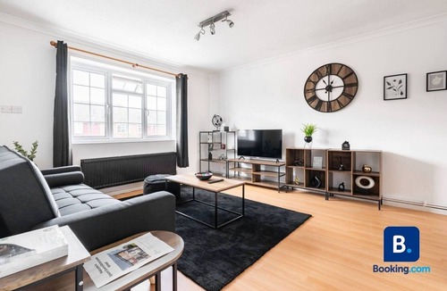 Epsom Apartment | Epsom Racecourse Retreat with Private Parking