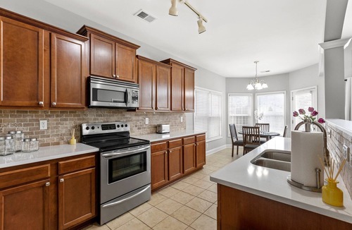 Lexington House | Equine Escape - 3BR - BBQ Grill - 2-Car Garage