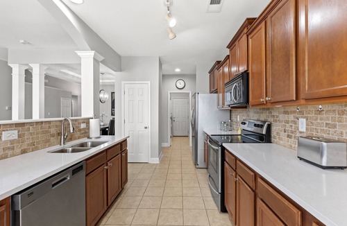 Lexington House | Equine Escape - 3BR - BBQ Grill - 2-Car Garage