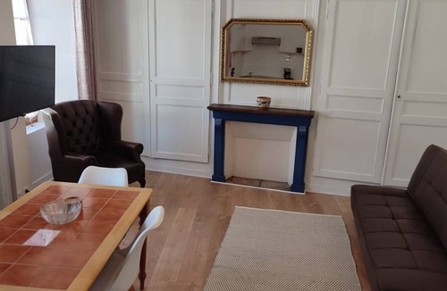 Chalus Apartment | Equipped cosy 1 bedroom apartment in the heart of Chalus a historic market town.