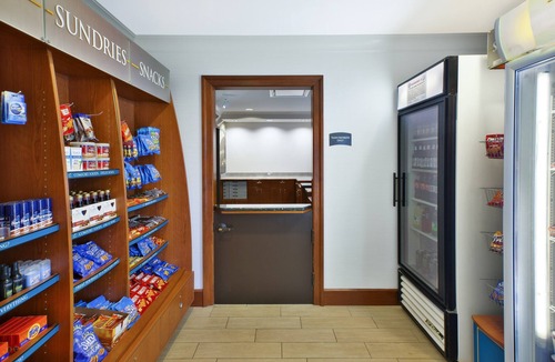 Mayfield Heights Condo | Equipped King Suite | 24-Hour Business Center, Fitness Center + Free Daily Breakfast