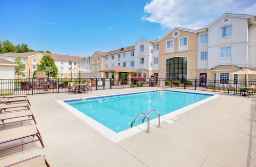 Mayfield Heights Condo | Equipped King Suite | 24-Hour Business Center, Fitness Center + Free Daily Breakfast