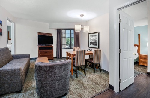 Round Rock Condo | Equipped Suite with FREE Buffet Breakfast, Gym Access + Air-Conditioning