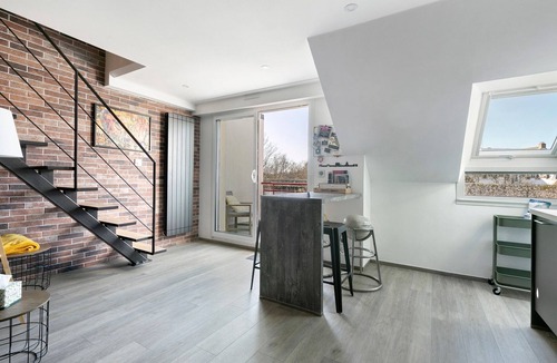 Guerande Apartment | Er Varech Apartment – Duplex with Balcony, Wi-Fi & Ramparts View