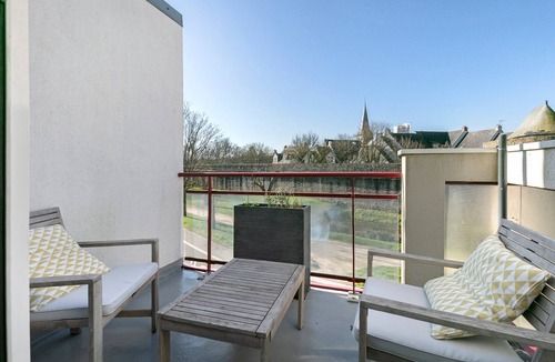 Guerande Apartment | Er Varech Apartment – Duplex with Balcony, Wi-Fi & Ramparts View