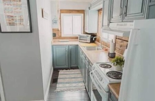 Town of Essex Cottage | Erie Breeze Cottage, right on Lake Erie, EPIC wine route!