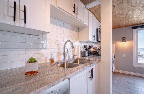 Ruthven House | Erie Shores Lakehouse! · Sunsets & Hot Tub