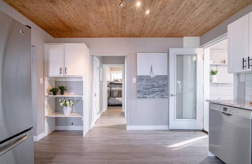 Leamington Cottage | Erie Shores Lakehouse! · Sunsets N Hot Tub