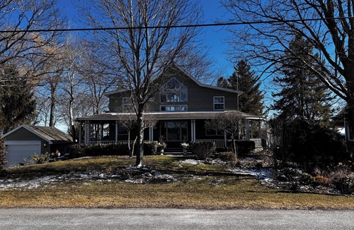 Leamington House | Erie’s Edge “Lakeside Retreat With Spectacular Sunrises & Garden Views”
