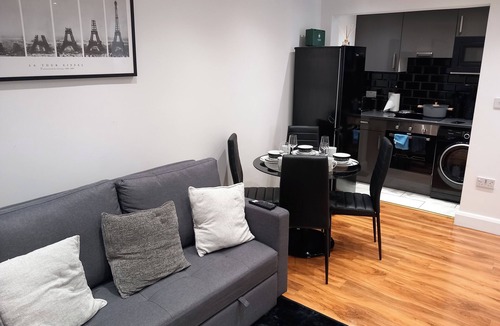 Erith Cabin | Erith 1-Bed, Sleeps 3, 2 Mins to Station