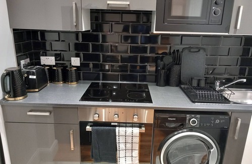 Erith Cabin | Erith 1-Bed, Sleeps 3, 2 Mins to Station