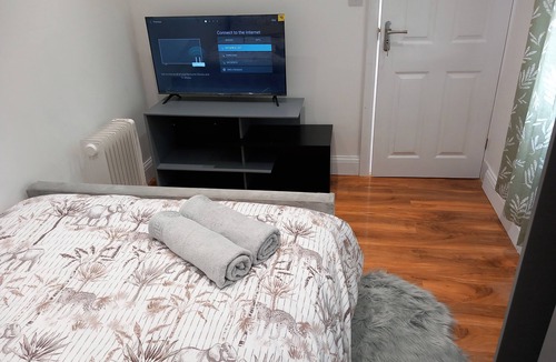 Erith Cabin | Erith 1-Bed, Sleeps 3, 2 Mins to Station