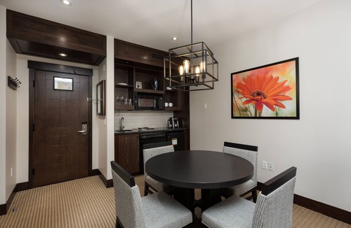 Mont-Tremblant Pedestrian Village Hotel | Ermitage du Lac - Les Suites Tremblant