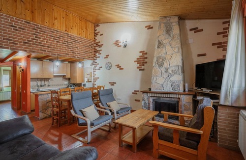 San Martin de la Vega del Al House | Rural House 'La Vega De Gredos' with Mountain Views, Private Terrace and Wi-Fi