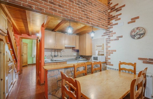 San Martin de la Vega del Al House | Rural House 'La Vega De Gredos' with Mountain Views, Private Terrace and Wi-Fi