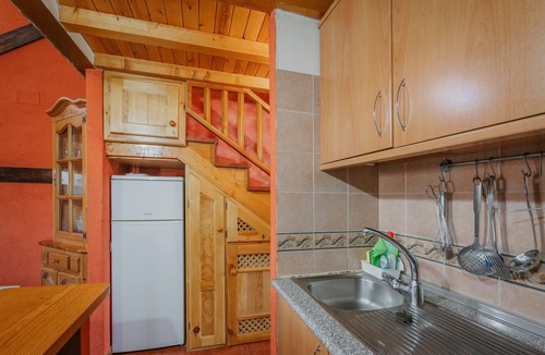 San Martin de la Vega del Al House | Rural House 'La Vega De Gredos' with Mountain Views, Private Terrace and Wi-Fi