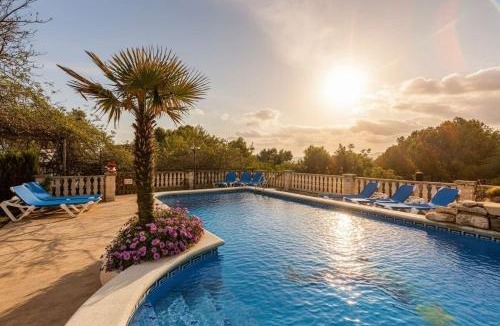 Castellet i la Gornal Villa | Escapada con Piscina Climatizada y Área Infantil